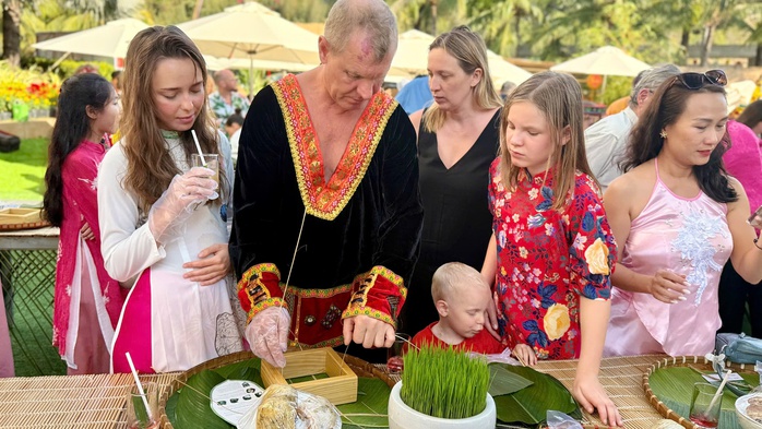Du kh&aacute;ch quốc tế trải nghiệm Tết Việt, g&oacute;i b&aacute;nh chưng tại Mũi N&eacute; - Ảnh 2.