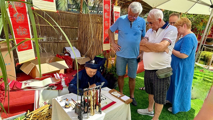 Du kh&aacute;ch quốc tế trải nghiệm Tết Việt, g&oacute;i b&aacute;nh chưng tại Mũi N&eacute; - Ảnh 6.