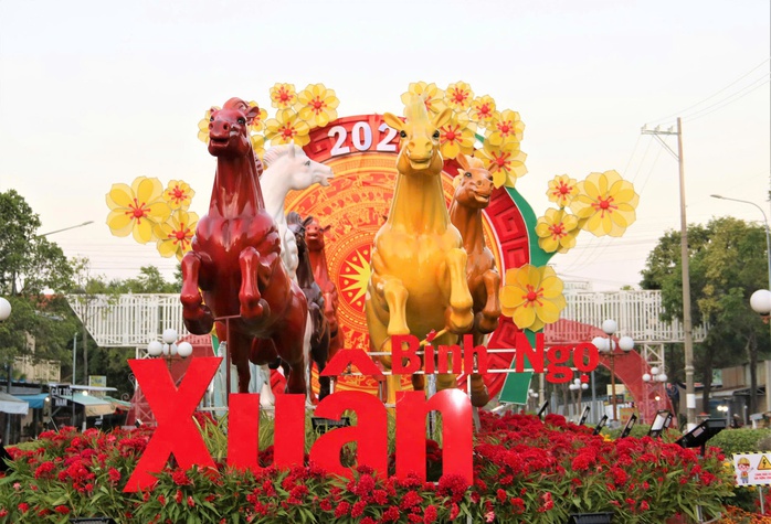 Ngắm linh vật ngựa &ldquo; m&atilde; đ&aacute;o th&agrave;nh c&ocirc;ng &rdquo; đ&oacute;n Xu&acirc;n tại C&agrave; Mau 2026 - Ảnh 1.