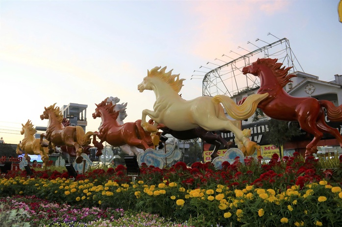 Ngắm linh vật ngựa &ldquo; m&atilde; đ&aacute;o th&agrave;nh c&ocirc;ng &rdquo; đ&oacute;n Xu&acirc;n tại C&agrave; Mau 2026 - Ảnh 4.