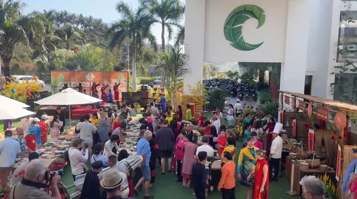 Du kh&aacute;ch quốc tế trải nghiệm Tết Việt, g&oacute;i b&aacute;nh chưng tại Mũi N&eacute; - Ảnh 1.