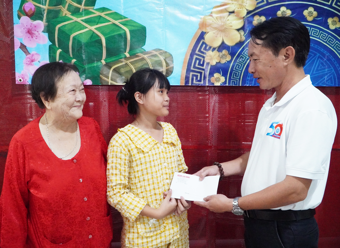 Tết n&agrave;y c&aacute;c ch&aacute;u được ăn ngon, mặc đẹp rồi! - Ảnh 2.