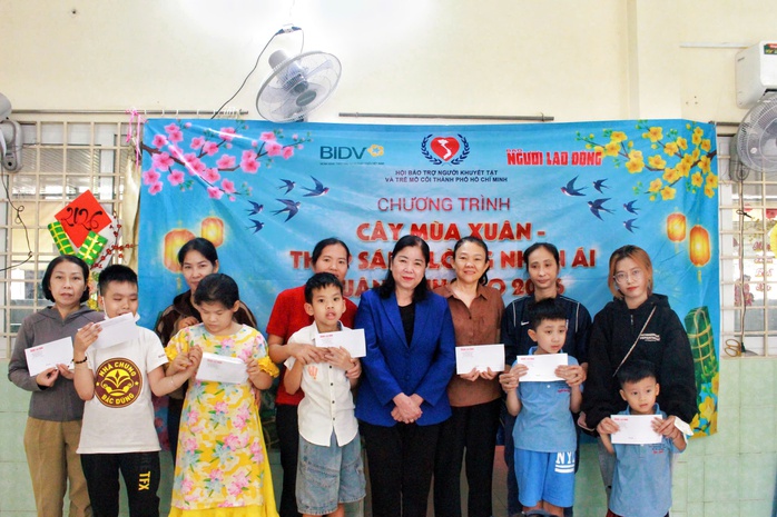B&aacute;o Người Lao Động trao qu&agrave; Tết đến Trường nu&ocirc;i trẻ khuyết tật Ho&agrave;ng Mai - Ảnh 5.