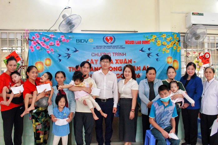 B&aacute;o Người Lao Động trao qu&agrave; Tết đến Trường nu&ocirc;i trẻ khuyết tật Ho&agrave;ng Mai - Ảnh 4.