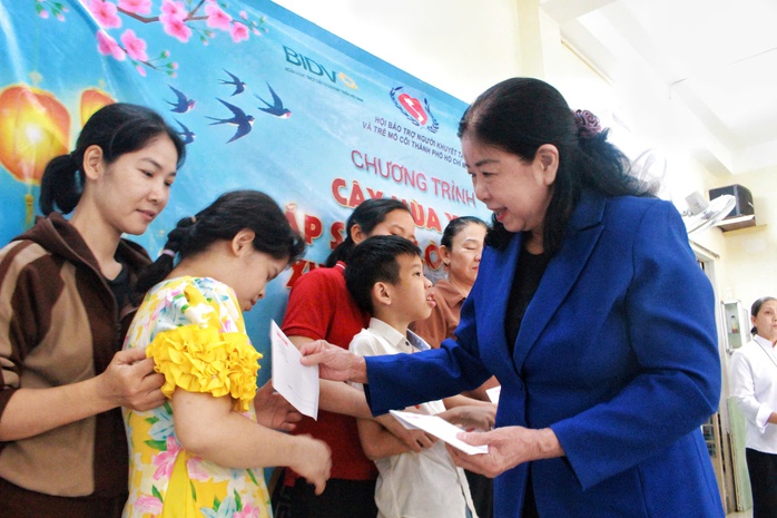 B&aacute;o Người Lao Động trao qu&agrave; Tết đến Trường nu&ocirc;i trẻ khuyết tật Ho&agrave;ng Mai - Ảnh 3.