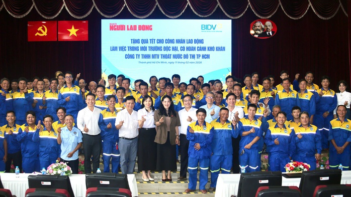 B&aacute;o Người Lao Động trao qu&agrave; Tết cho C&ocirc;ng nh&acirc;n tho&aacute;t nước TPHCM - Ảnh 9.