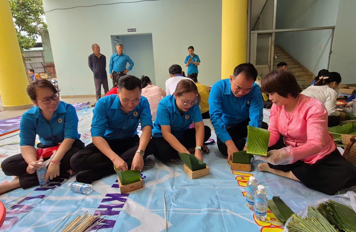 Rộn r&agrave;ng Hội thi g&oacute;i- nấu b&aacute;nh chưng, b&aacute;nh t&eacute;t d&agrave;nh tặng người lao động đ&oacute;n Tết xa qu&ecirc; - Ảnh 1.