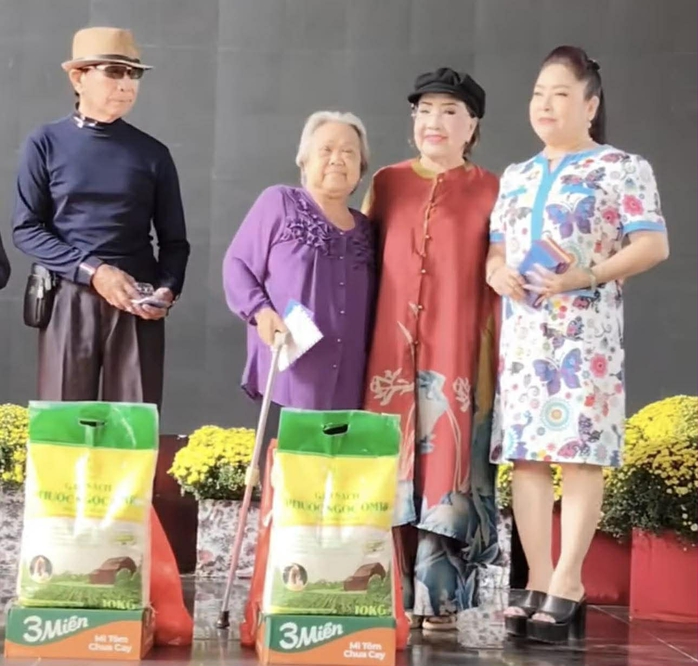 NSND Lệ Thủy giữ lửa nghĩa t&igrave;nh s&acirc;n khấu mỗi độ xu&acirc;n về - Ảnh 2.