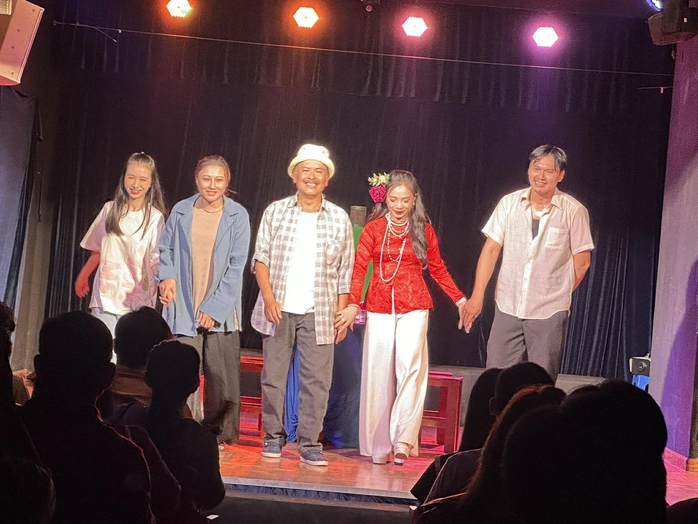 NS Hữu Nghĩa v&agrave; h&oacute;a th&acirc;n 4 vai h&agrave;i duy&ecirc;n d&aacute;ng đ&oacute;n xu&acirc;n - Ảnh 2.