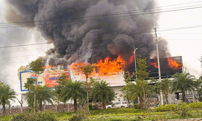 Ch&aacute;y lớn tại cụm c&ocirc;ng nghiệp ở Ninh B&igrave;nh, cội kh&oacute;i bốc cao h&agrave;ng chục m&eacute;t - Ảnh 1.