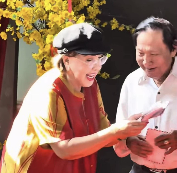 NSND Lệ Thủy giữ lửa nghĩa t&igrave;nh s&acirc;n khấu mỗi độ xu&acirc;n về - Ảnh 4.