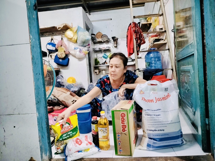 San sẻ g&aacute;nh lo với c&ocirc;ng nh&acirc;n kh&oacute; khăn - Ảnh 1.