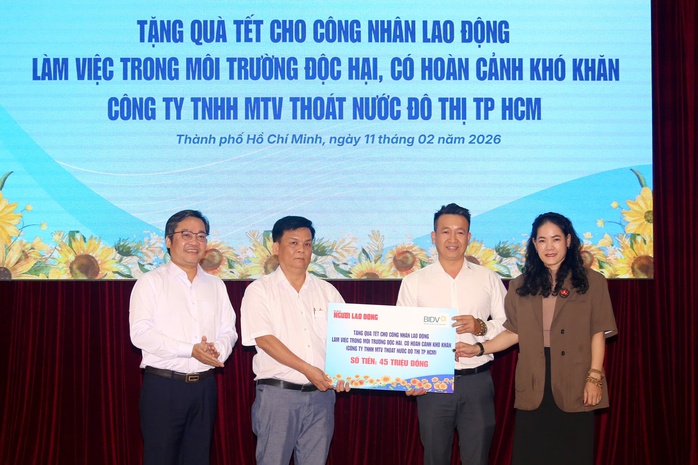 B&aacute;o Người Lao Động trao qu&agrave; Tết cho C&ocirc;ng nh&acirc;n tho&aacute;t nước TPHCM - Ảnh 1.