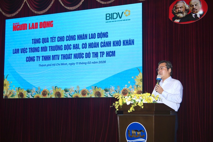 B&aacute;o Người Lao Động trao qu&agrave; Tết cho C&ocirc;ng nh&acirc;n tho&aacute;t nước TPHCM - Ảnh 2.