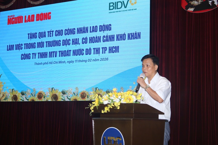 B&aacute;o Người Lao Động trao qu&agrave; Tết cho C&ocirc;ng nh&acirc;n tho&aacute;t nước TPHCM - Ảnh 8.