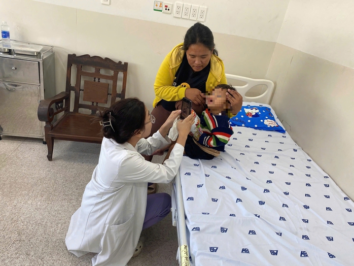 Trả lại nụ cười cho b&eacute; g&aacute;i trở về từ Campuchia - Ảnh 1.