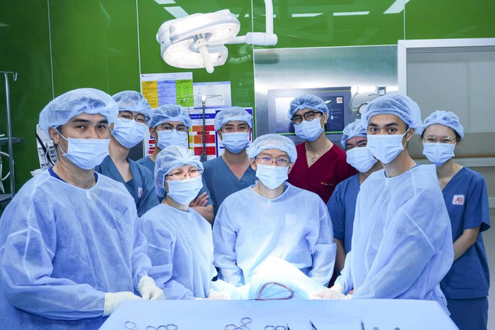 Trả lại nụ cười cho b&eacute; g&aacute;i trở về từ Campuchia - Ảnh 2.