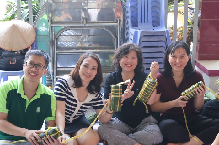 Ban gi&aacute;m đốc g&oacute;i b&aacute;nh t&eacute;t để tặng cho c&ocirc;ng nh&acirc;n đ&oacute;n Tết xa nh&agrave; - Ảnh 3.