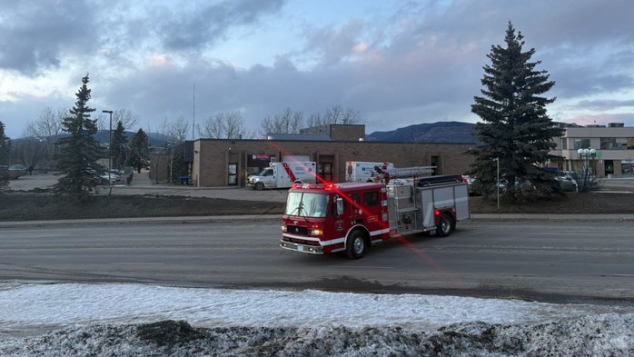 Xả s&uacute;ng k&eacute;p ở trường học v&agrave; nh&agrave; ri&ecirc;ng, h&agrave;ng chục người thương vong ở Canada - Ảnh 1.