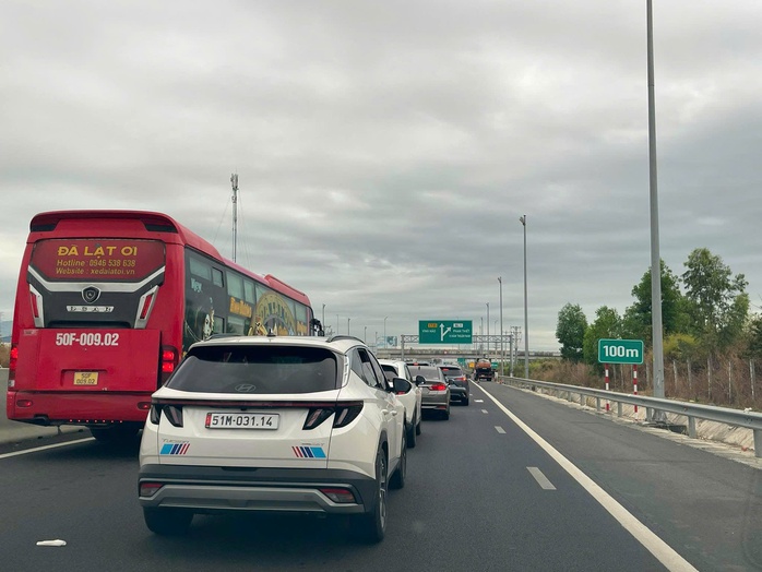 Tai nạn li&ecirc;n tiếp, đường cao tốc từ TPHCM ra miền Trung &ugrave;n tắc nhiều điểm - Ảnh 1.