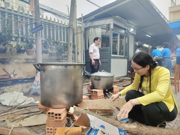 Đo&agrave;n vi&ecirc;n, c&aacute;n bộ C&ocirc;ng đo&agrave;n g&oacute;i b&aacute;nh chưng, b&aacute;nh t&eacute;t tặng c&ocirc;ng nh&acirc;n ở trọ ăn Tết - Ảnh 4.