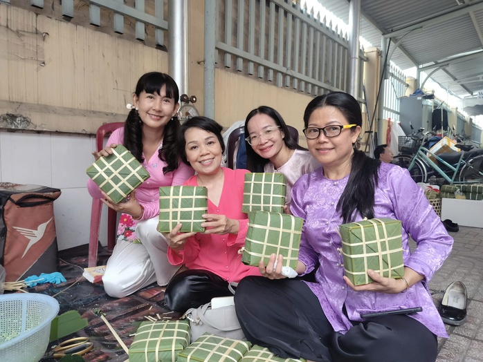 Đo&agrave;n vi&ecirc;n, c&aacute;n bộ C&ocirc;ng đo&agrave;n g&oacute;i b&aacute;nh chưng, b&aacute;nh t&eacute;t tặng c&ocirc;ng nh&acirc;n ở trọ ăn Tết - Ảnh 3.