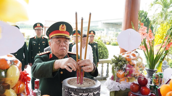 Đại tướng Nguyễn Trọng Nghĩa thăm, ch&uacute;c Tết tại Quảng Trị - Ảnh 4.