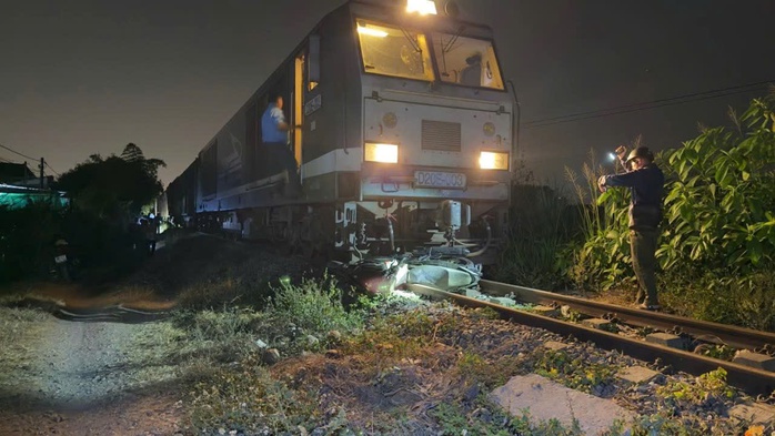 Băng qua đường sắt trong đ&ecirc;m, người điều khiển xe m&aacute;y bị t&agrave;u h&agrave;ng t&ocirc;ng tử vong - Ảnh 1.