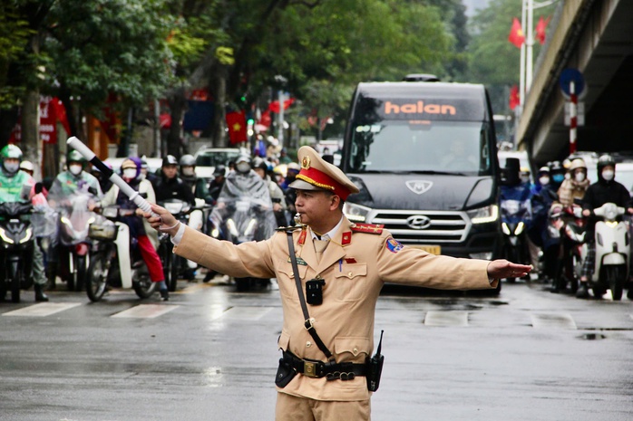 CSGT hỗ trợ Tết cho c&ocirc;ng nh&acirc;n , người lao động v&agrave; sinh vi&ecirc;n về qu&ecirc; an to&agrave;n năm 2026 - Ảnh 1.