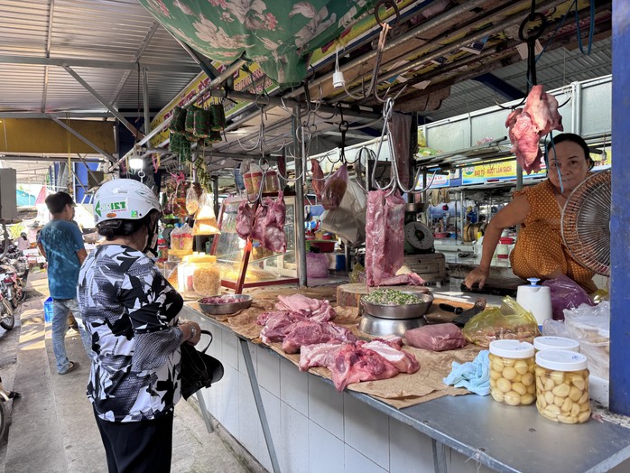 Gi&aacute; thịt heo Tết ở chợ lẻ biến động mạnh - Ảnh 1.