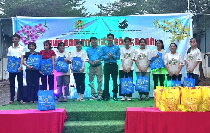 Tết kh&ocirc;ng xa nh&agrave; ấp &aacute;p của người lao động kh&oacute; khăn - Ảnh 9.