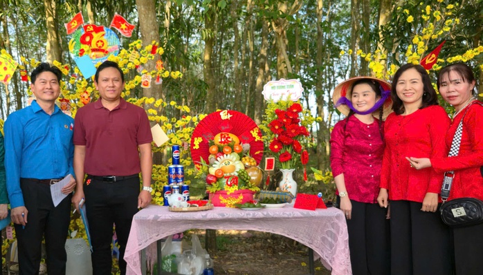 Tết kh&ocirc;ng xa nh&agrave; ấp &aacute;p của người lao động kh&oacute; khăn - Ảnh 8.