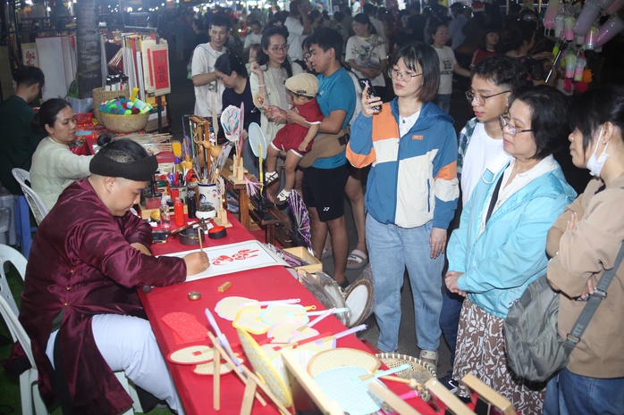 TPHCM: Khai mạc Chợ hoa xu&acirc;n "Tr&ecirc;n bến dưới thuyền" Tết B&iacute;nh Ngọ 2026 - Ảnh 7.