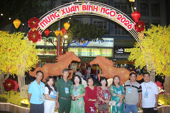 TPHCM: Khai mạc Chợ hoa xu&acirc;n "Tr&ecirc;n bến dưới thuyền" Tết B&iacute;nh Ngọ 2026 - Ảnh 6.