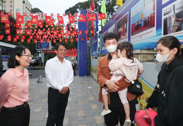 H&aacute;o hức về qu&ecirc; đ&oacute;n Tết trong niềm vui sum vầy - Ảnh 1.