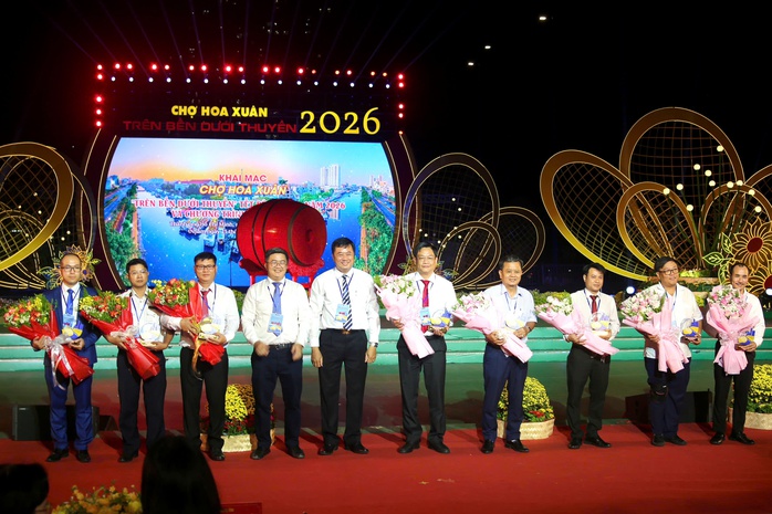 TPHCM: Khai mạc Chợ hoa xu&acirc;n "Tr&ecirc;n bến dưới thuyền" Tết B&iacute;nh Ngọ 2026 - Ảnh 1.