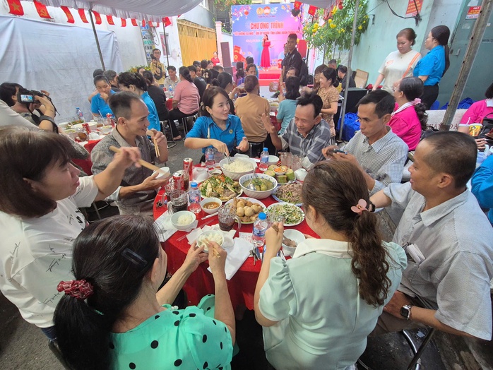 Tết kh&ocirc;ng xa nh&agrave; ấp &aacute;p của người lao động kh&oacute; khăn - Ảnh 2.