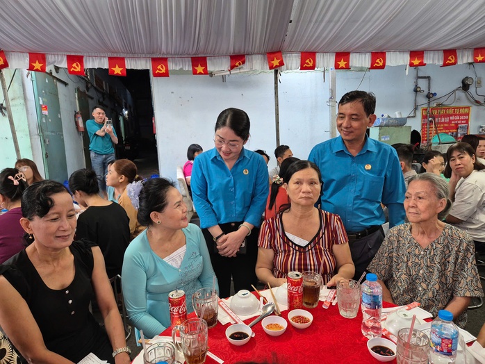 Tết kh&ocirc;ng xa nh&agrave; ấp &aacute;p của người lao động kh&oacute; khăn - Ảnh 1.