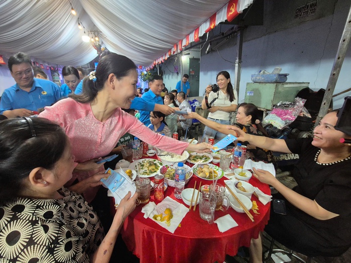 Tết kh&ocirc;ng xa nh&agrave; ấp &aacute;p của người lao động kh&oacute; khăn - Ảnh 4.