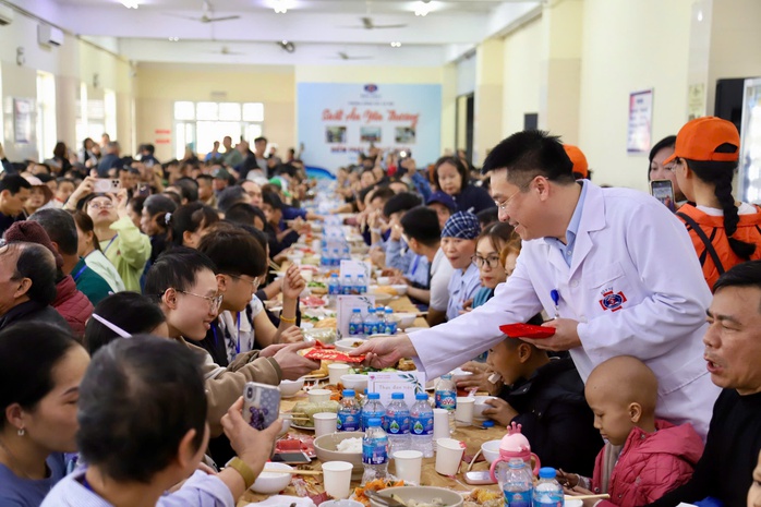 Hơn 1.200 bệnh nh&acirc;n dự cơm tất ni&ecirc;n, l&ecirc;n chuyến xe miễn ph&iacute; về qu&ecirc; - Ảnh 1.