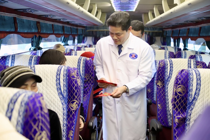 Hơn 1.200 bệnh nh&acirc;n dự cơm tất ni&ecirc;n, l&ecirc;n chuyến xe miễn ph&iacute; về qu&ecirc; - Ảnh 7.