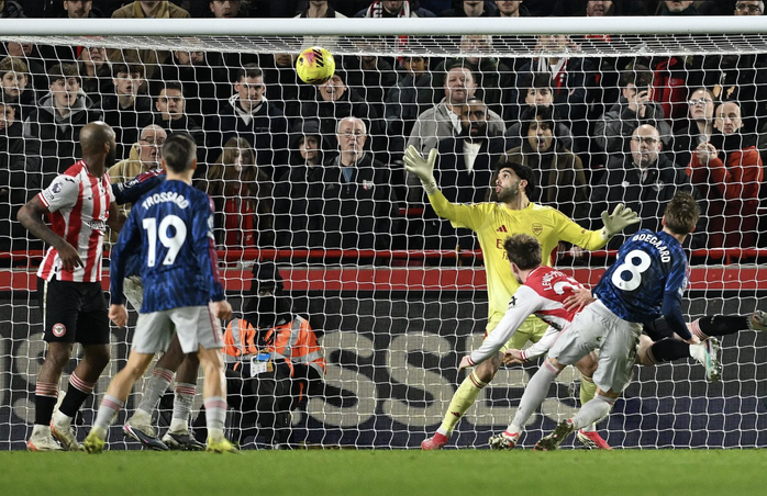 Arsenal mất điểm trước Brentford, thử th&aacute;ch ng&ocirc;i đầu Ngoại hạng - Ảnh 4.