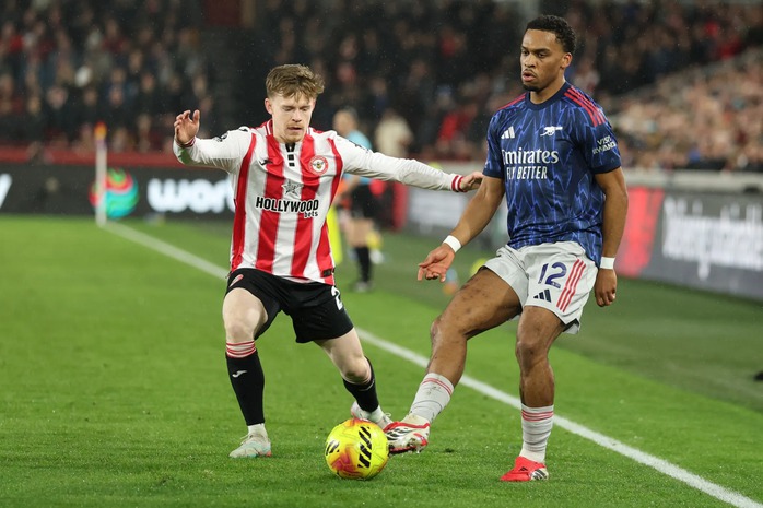 Arsenal ra s&acirc;n với trang phục &ldquo;dị&rdquo;, CĐV đ&ograve;i &ldquo;trừ 12 điểm&rdquo; - Ảnh 1.