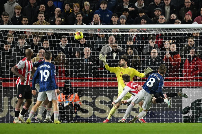 Arsenal ra s&acirc;n với trang phục &ldquo;dị&rdquo;, CĐV đ&ograve;i &ldquo;trừ 12 điểm&rdquo; - Ảnh 3.