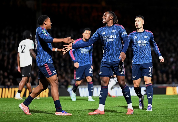 Arsenal ra s&acirc;n với trang phục &ldquo;dị&rdquo;, CĐV đ&ograve;i &ldquo;trừ 12 điểm&rdquo; - Ảnh 2.