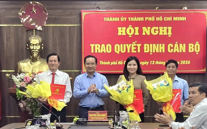 Nh&acirc;n sự phường Dĩ An: Trao quyết định c&aacute;n bộ tại TPHCM năm 2026 - Ảnh 1.