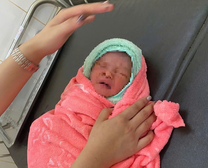 Th&ocirc;ng tin g&acirc;y sốc về vụ việc ph&aacute;t hiện trẻ sơ sinh bị bỏ rơi tr&ecirc;n rẫy vắng - Ảnh 1.