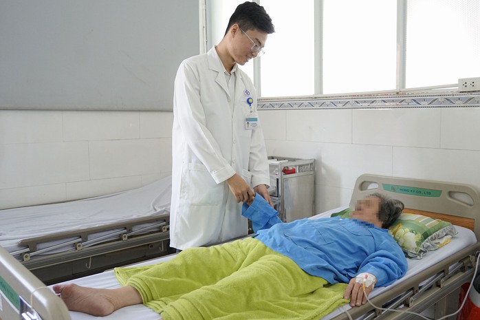 Đau bụng k&eacute;o d&agrave;i, cụ b&agrave; 72 tuổi nhập viện trong t&igrave;nh trạng vi&ecirc;m ph&uacute;c mạc to&agrave;n thể - Ảnh 1.