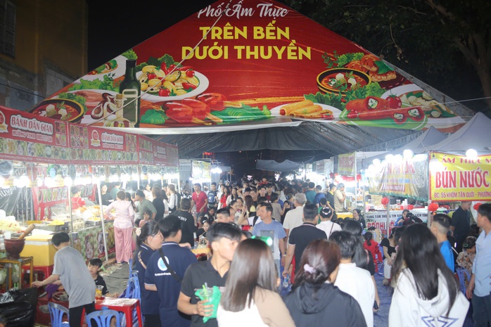 TPHCM: Khai mạc Chợ hoa xu&acirc;n "Tr&ecirc;n bến dưới thuyền" Tết B&iacute;nh Ngọ 2026 - Ảnh 16.