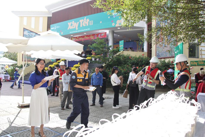 X&acirc;y Tết 2026 trao qu&agrave; cho 600 c&ocirc;ng nh&acirc;n m&ocirc;i trường, tho&aacute;t nước ở Đ&agrave; Nẵng - Ảnh 5.